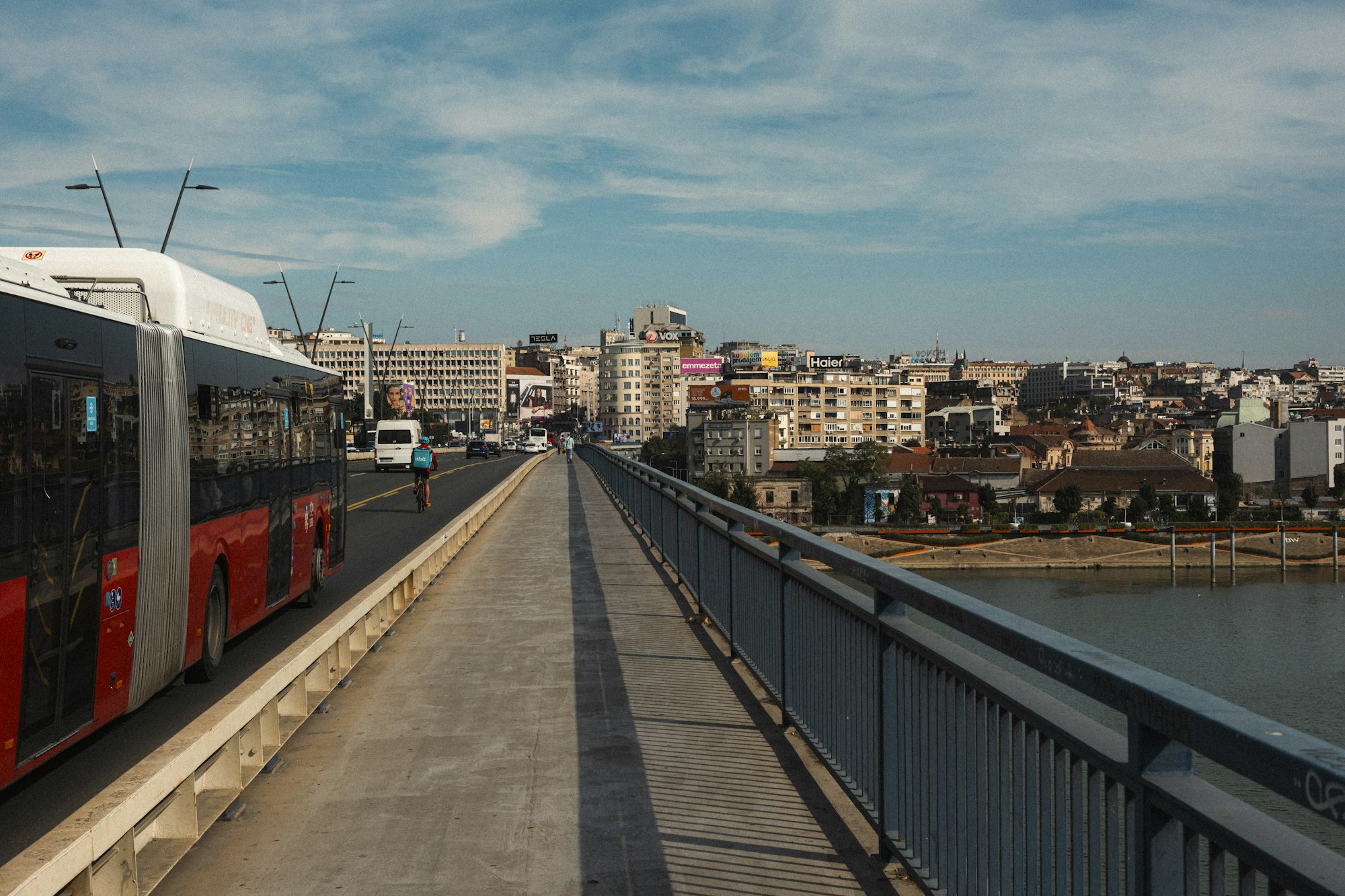 Gradski autobus na mostu, sa panoramom grada