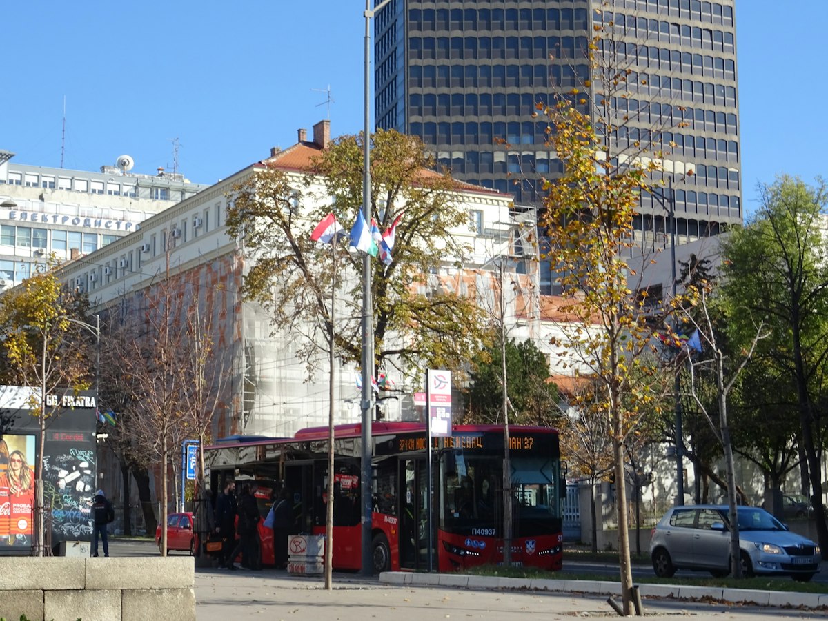 Gradski autobusi na stajalištu preko dana